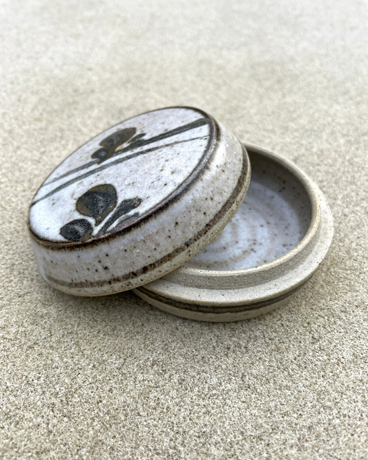 Early John Maltby Lidded Dish – Stonehill Pottery